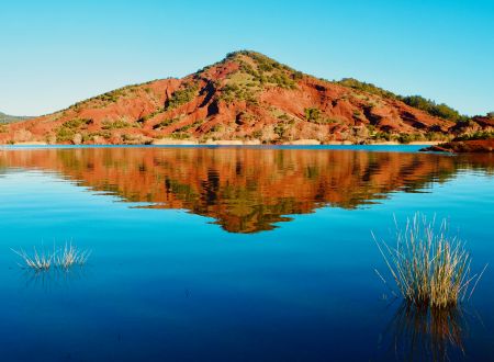 Le lac du Salagou près de Lodève, site naturel d'exception dans l'Hérault – atout touristique majeur du territoire