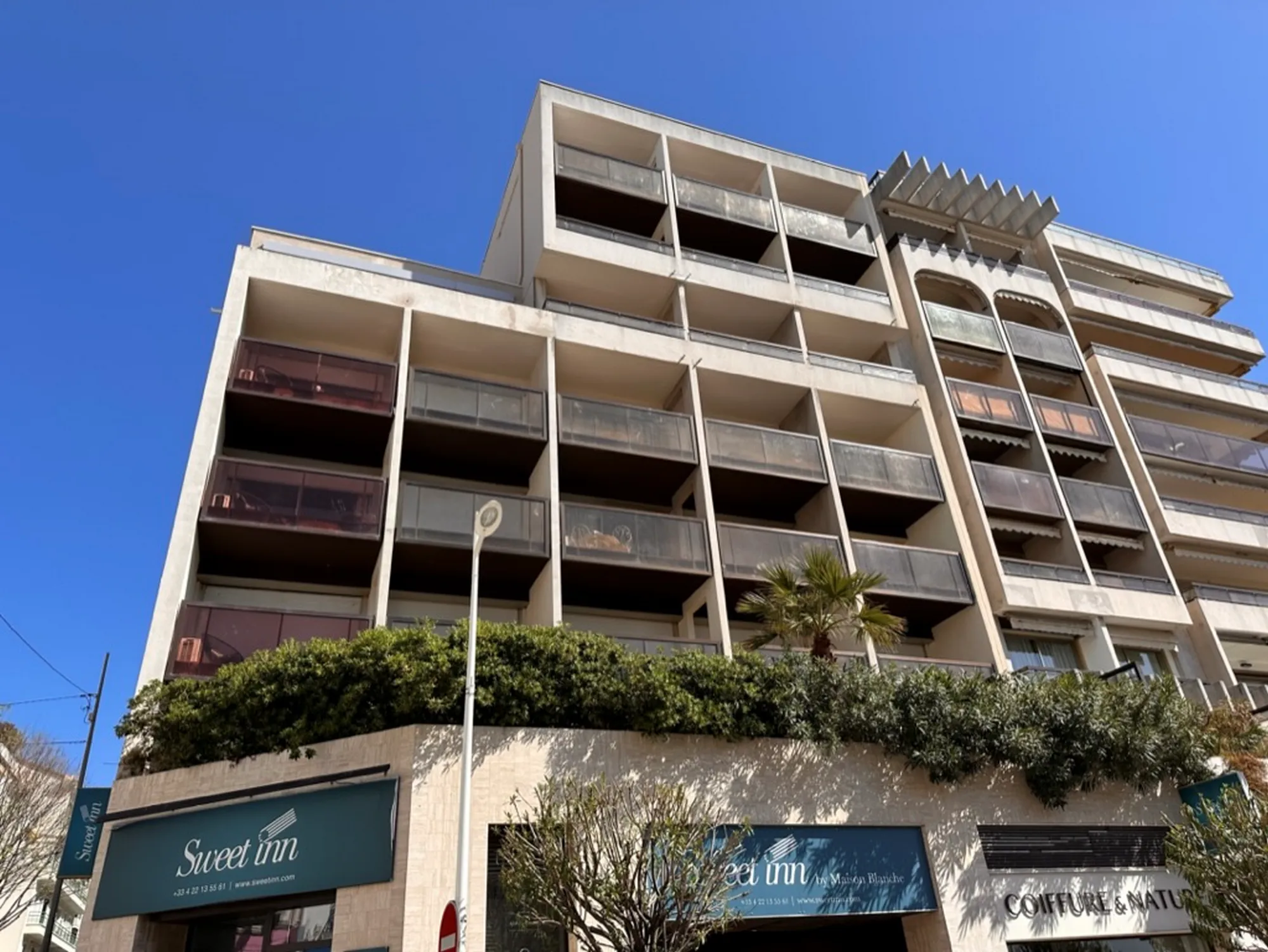 Façade de la résidence Sweet Inn Maison Blanche à Juan-les-Pins, programme d'investissement LMNP Y'AM Asset Management
