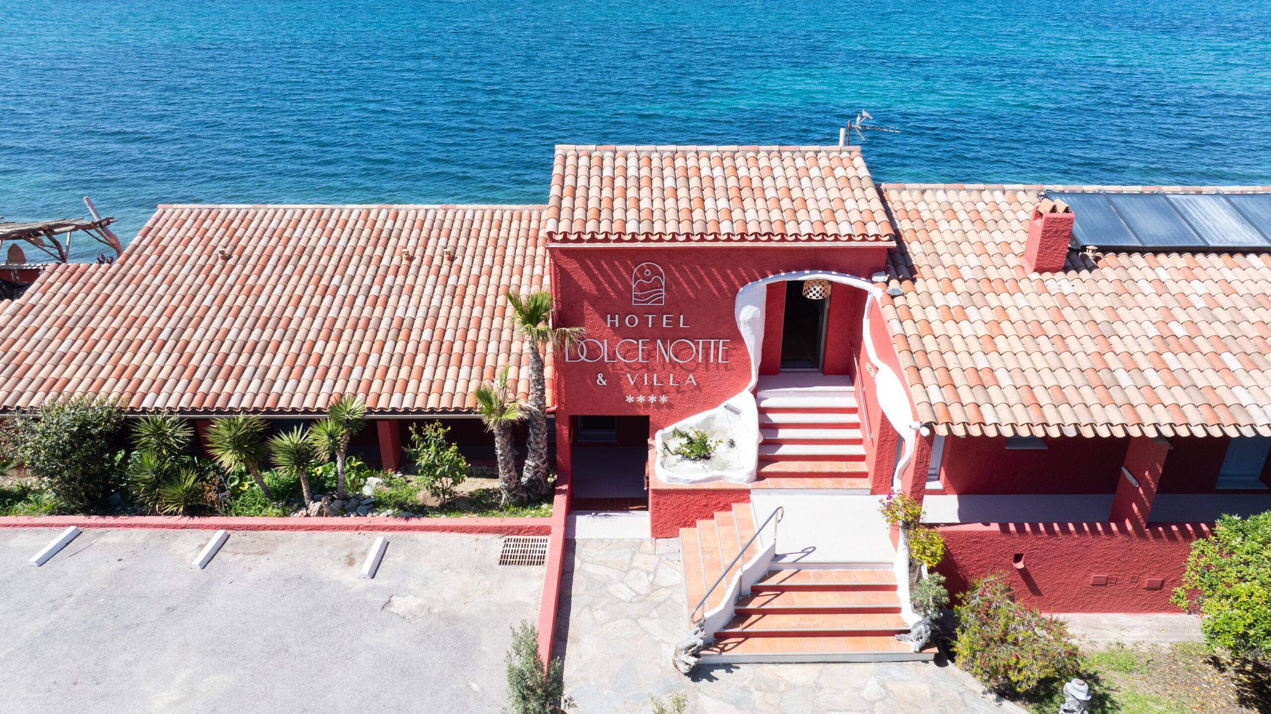 Vue aérienne de l'Hôtel Dolce Notte & Villa 4 étoiles en bord de mer à Saint-Florent, Corse – programme d'investissement Y'AM