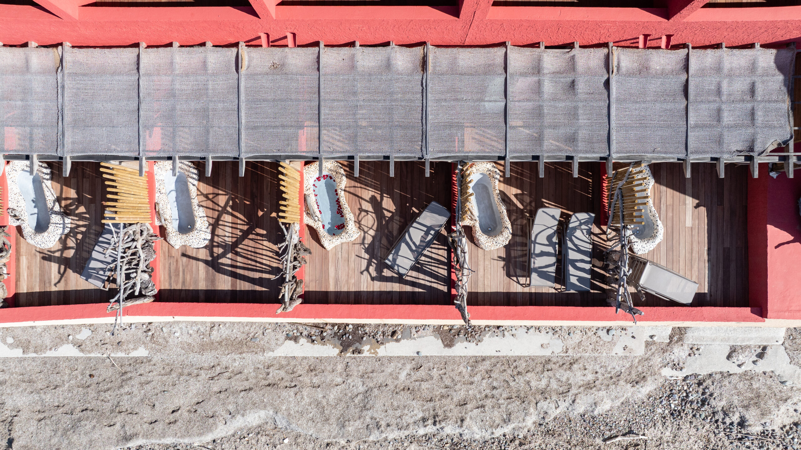 Vue drone des terrasses privatives avec baignoires extérieures de l'Hôtel Dolce Notte à Saint-Florent, Corse