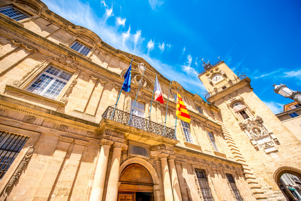 Aix est la deuxième ville des Bouches-du-Rhône.